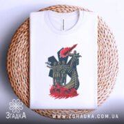 Футболка символ мужності. Білий колір, зображена на плетеній кошику, фон світло-сірий, принт зображає фігуру жінки та чотирьох чоловіків на човні, оточених червоними хвилями.