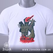 Футболка символ мужності. Білий колір, зображена на столі, ракурс зверху, фон світло-сірий, принт зображає фігуру жінки та чотирьох чоловіків на човні, з етикеткою, що звисає.