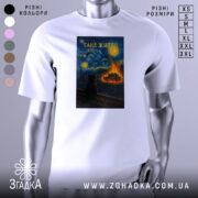 Футболка таке життя, біла, з прямим ракурсом, на фоні світло-сірого кольору, принт з зображенням кота на даху, що дивиться на зоряне небо з вибухом, текст 'ТАКЕ ЖИТТЯ' вгорі.