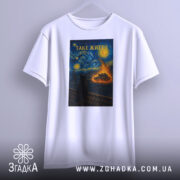 Футболка таке життя, біла, з прямим ракурсом, на фоні світло-сірого кольору, підвішена на вішалці, принт з зображенням кота на даху, текст 'ТАКЕ ЖИТТЯ' вгорі.