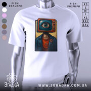 Футболка телевізор око, біла, зображена на манекені, ракурс спереду, фон світло-сірий, принт з телевізором і оком на голові персонажа в синій куртці.