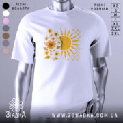 Футболка тепло життя. Біла футболка з круглим вирізом, зображена з фронтального ракурсу на манекені. На футболці яскравий принт з сонцем і квітами жовтого кольору, фон світло-сірий.