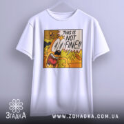 Футболка this is not fine, білого кольору, підвішена на вішалці, фон світло-сірий, принт з коміксним персонажем, що кричить з написом 'THIS IS NOT FINE!!', видно деталі рукавів.