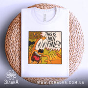 Футболка this is not fine, білого кольору, складена на плетеній основі, фон світло-сірий, принт з коміксним персонажем, що кричить з написом 'THIS IS NOT FINE!!', видно деталі комірця.