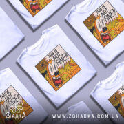 Футболка this is not fine, білого кольору, зображена на манекені, фон світло-сірий, принт з коміксним персонажем, що кричить з написом 'THIS IS NOT FINE!!' на яскравому фоні з вогнем.