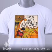Футболка this is not fine, білого кольору, складена на поверхні, фон світло-сірий, принт з коміксним персонажем, що кричить з написом 'THIS IS NOT FINE!!', на комірці є етикетка.