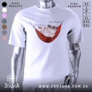 Футболка тяжко жити, біла, зображена на манекені, фон світло-сірий, принт з котом у окулярах, що лежить у гамаку, з написом 'Тяжко жити' і 'Шкода вмерти'.