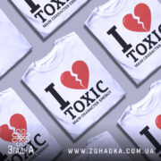 Футболка токсік енергія, білого кольору, зображена на манекені з бокового ракурсу, фон нейтральний, принт з червоним розбитим серцем та чорним текстом 'I LOVE TOXIC MAIN CHARACTER ENERGY'.