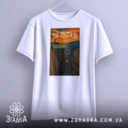 Футболка треш крик Мунка білого кольору, підвішена на вішалці, фон нейтральний. Принт з чорним собакою, що кричить, на фоні абстрактного пейзажу з червоними та синіми відтінками, текст 'TSE PYZDETS' у верхній частині принта.