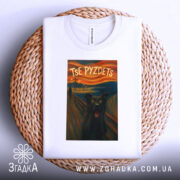 Футболка треш крик Мунка білого кольору, складена на плетеній основі, фон світлий. Принт з чорним собакою, що кричить, на фоні абстрактного пейзажу з червоними та синіми відтінками, текст 'TSE PYZDETS' у верхній частині принта.