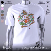 Футболка Тризуб Лелеки, біла, зображена на манекені, фон світло-сірий, принт з тризубом та лелеками в оточенні зелених рослин і квітів.