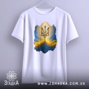 Футболка тризуб золото, біла, підвішена на вішалці, фон градієнтний сірий, принт з тризубом у золотих та блакитних тонах, з ефектом світла.