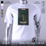 Футболка це сила. Біла футболка з коротким рукавом, зображена з правого ракурсу на манекені. На футболці принт з рукою, що тримає гілку з листям, на фоні темно-зеленого кольору, з елементами блискавок і мечів.