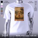 Футболка це війна. Біла футболка з принтом, зображенням черепів у військових шоломах, червоними маківками та чорним вороном на фоні. Ракурс спереду, фон світлий, деталі принта яскраві та контрастні.