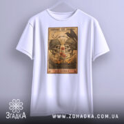 Футболка це війна. Біла футболка, підвішена на вішалці, з принтом черепів у шоломах, червоними маківками та чорним вороном. Ракурс спереду, фон світлий, деталі принта чіткі та виразні.