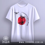 Футболка у самурая нема дрона. Біла футболка з коротким рукавом, зображення самурая на червоному фоні, принт яскравий, футболка підвішена на вішалці, фон нейтральний.