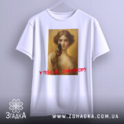 Футболка у тебе генератор. Біла футболка підвішена на вішалці, принт з жінкою з пістолетом, знімок з фронтального ракурсу, фон світло-сірий, текст червоним кольором, футболка виглядає стильно.