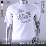 Футболка UA квіти, біла, зображена на манекені з правого боку, фон світло-сірий, принт з написом UA в оточенні квітів і листя, виконаний чорним кольором.