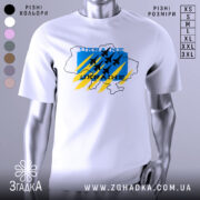 Футболка Україна авіація, біла, зображена на манекені, фон світло-сірий, принт з синім, жовтим та чорним кольорами, з контуром карти України та літаками.