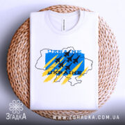 Футболка Україна авіація, біла, складена на плетеній основі, фон білий, принт з синім, жовтим та чорним кольорами, з контуром карти України та літаками.