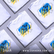 Футболка Україна авіація, біла, зображена на манекені, фон світло-сірий, принт з синім, жовтим та чорним кольорами, з контуром карти України та літаками.