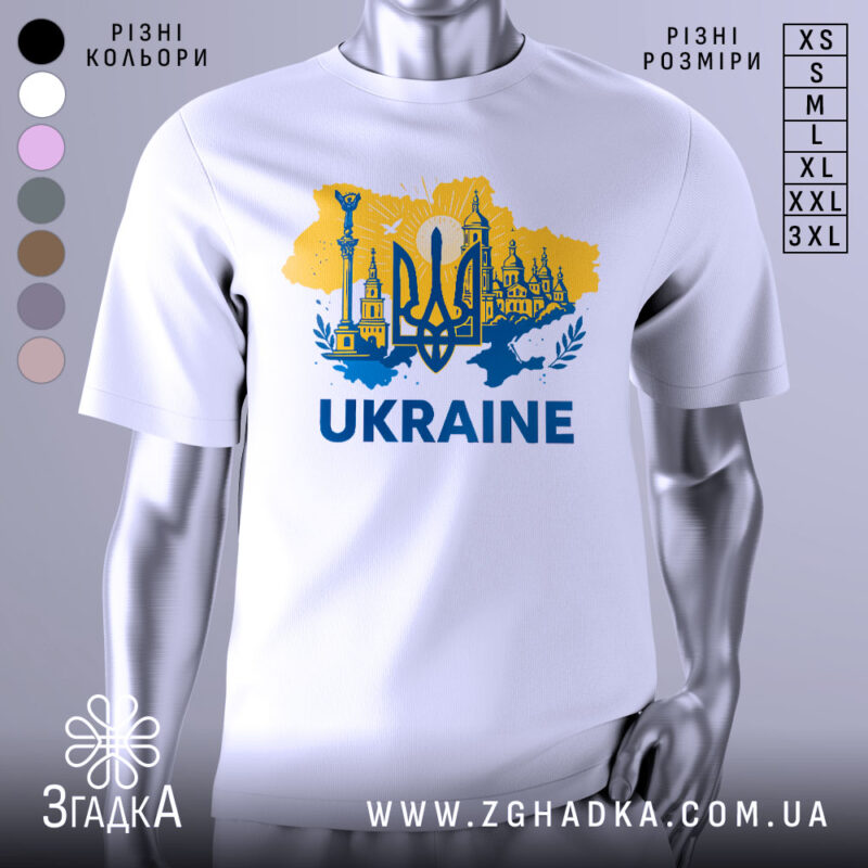Футболка Україна тризуб, біла, зображена на манекені, фон світло-сірий, принт містить жовто-блакитну карту України з тризубом та архітектурними елементами, текст 'UKRAINE' великими буквами.
