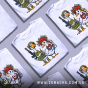 Футболка українська пара, біла, зображена на манекені, фон нейтральний, принт з двома качками: одна в військовій формі з автоматом, інша в вінку з квітів та червоних намистин.