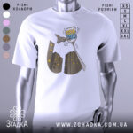 Футболка українська ППО білого кольору, зображена на манекені, ракурс спереду, фон світло-сірий, принт з малюнком літака та будинків у сірих тонах, текст "ППО" у блакитному кольорі.