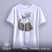 Футболка українська ППО білого кольору, підвішена на вішалці, ракурс спереду, фон світло-сірий, принт з малюнком літака та будинків у сірих тонах, текст "ППО" у блакитному кольорі.