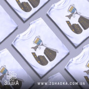 Футболка українська ППО білого кольору, зображена на манекені, ракурс спереду, фон світло-сірий, принт з малюнком літака та будинків у сірих тонах, текст "ППО" у блакитному кольорі.