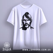 Футболка український козак, біла, підвішена на вішалці, фон світло-сірий, принт чорного кольору з зображенням козака з характерною зачіскою та серйозним виразом обличчя.