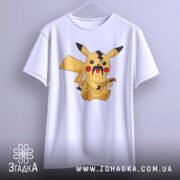 Футболка український пікачу, біла, підвішена на вішалці, фон світло-сірий, принт з жовтим пікачу з вусами та гітарою.