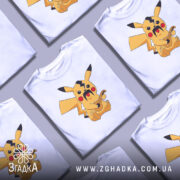 Футболка український пікачу, біла, зображена на манекені з правого ракурсу, фон світло-сірий, принт з жовтим пікачу з вусами та гітарою.