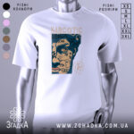 Футболка урбан стиль, біла, зображена на манекені, фон світло-сірий, принт з обличчям, що має графіті та напис "NARCOTIC".