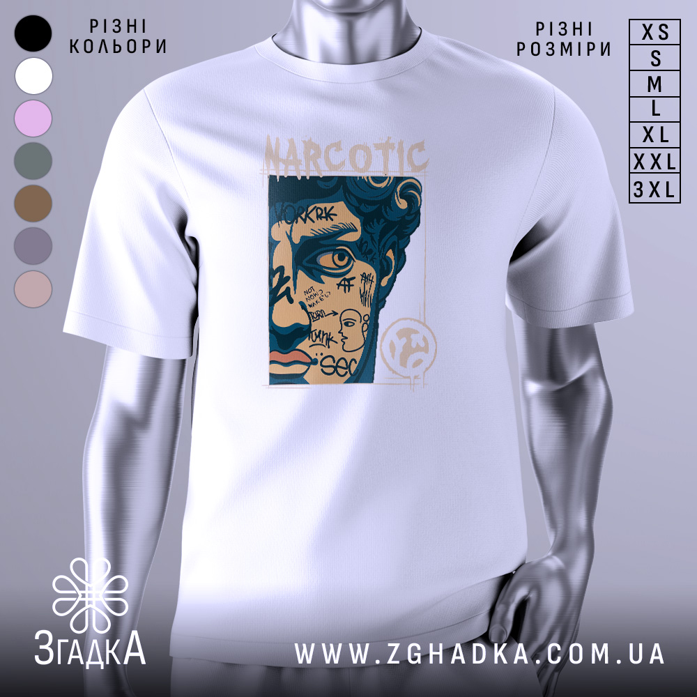Futbolka Urban Styl Enerhiia Mista 1 Футболка урбан стиль, біла, зображена на манекені, фон світло-сірий, принт з обличчям, що має графіті та напис "NARCOTIC".
