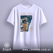 Футболка урбан стиль, біла, підвішена на вішалці, фон світло-сірий, принт з обличчям, що має графіті та напис "NARCOTIC".