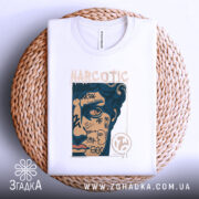 Футболка урбан стиль, біла, складена на плетеній основі, фон білий, принт з обличчям, що має графіті та напис "NARCOTIC".