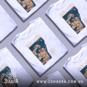 Футболка урбан стиль, біла, зображена на манекені, фон світло-сірий, принт з обличчям, що має графіті та напис "NARCOTIC".