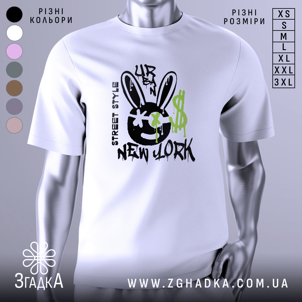 Futbolka Urban Styl Vybir Dlia Smilyvykh 1 Футболка урбан стиль, біла, зображена з правого ракурсу, фон нейтральний, принт з чорним смайлом з вухами зайця, зеленими краплями фарби та написом 'NEW YORK'.