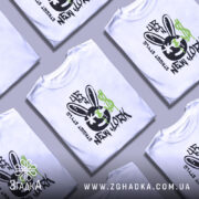 Футболка урбан стиль, біла, зображена з правого ракурсу, фон нейтральний, принт з чорним смайлом з вухами зайця, зеленими краплями фарби та написом 'NEW YORK'.