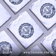 Футболка в кого бджоли, біла, зображена з фронтального ракурсу на манекені, фон нейтральний, принт з бджолою та написом у темно-синьому кольорі.