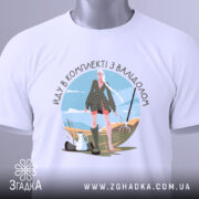 Футболка в комплекті з валідолом, білого кольору, зображена з верхнього ракурсу на столі, фон світлий, принт з дівчиною в зеленій сукні, прикрашений елементами природи.