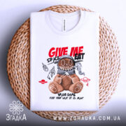 Футболка ведмедик хуліган білого кольору, складена на плетеній основі, з принтом ведмедика в космічному шоломі, на фоні світло-сірого кольору, деталі принта включають червоні та чорні елементи з написом 'GIVE ME SPACE EAT'.