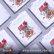 Футболка ведмедик хуліган білого кольору, зображена на манекені, з принтом ведмедика в космічному шоломі, на фоні світло-сірого кольору, деталі принта включають червоні та чорні елементи з написом 'GIVE ME SPACE EAT'.