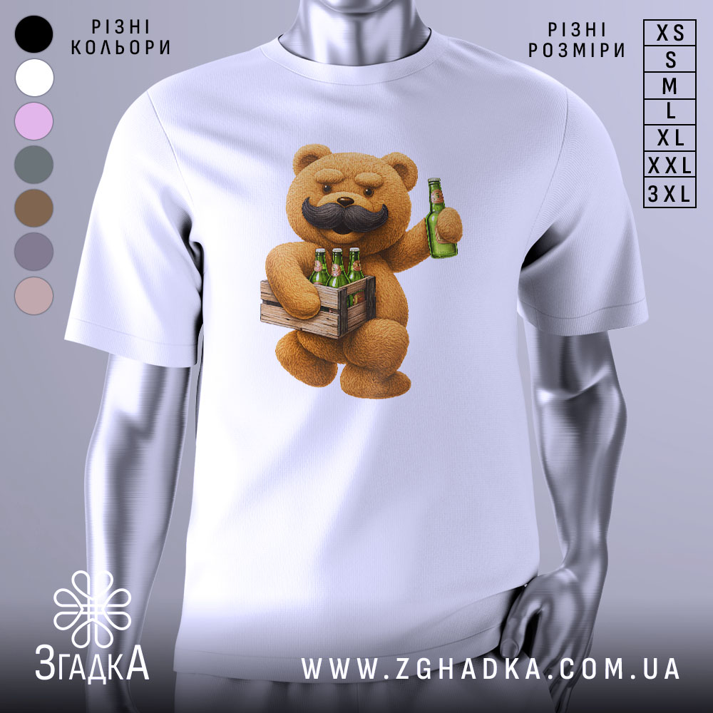 Футболка Ведмідь Пиво, біла футболка на манекені, з принтом ведмедя з вусами, який тримає ящик з пляшками пива, фон світло-сірий, деталі принта яскраві та чіткі.