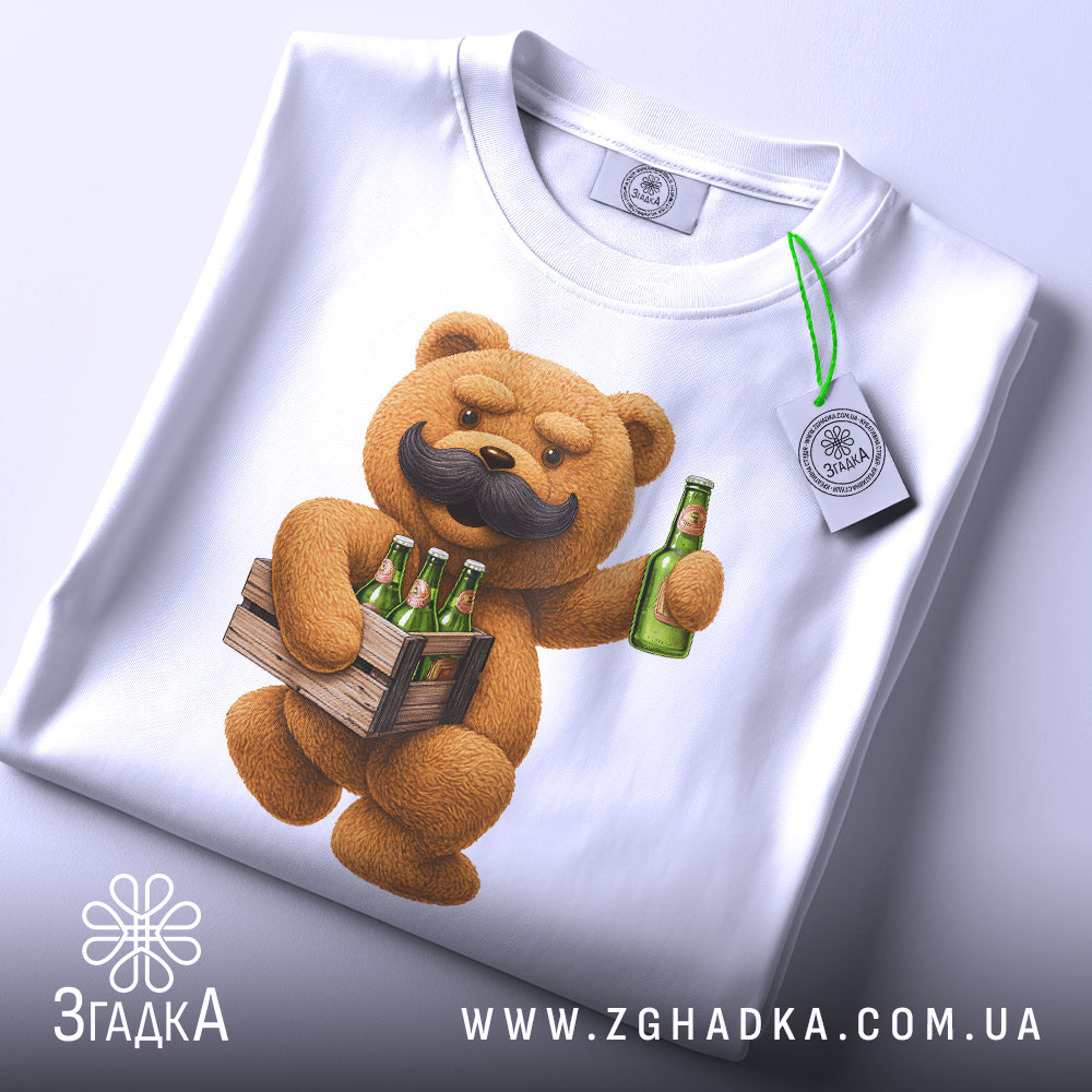 Футболка Ведмідь Пиво, складена футболка білого кольору, з принтом ведмедя з вусами, який тримає ящик з пляшками пива, на футболці є етикетка з логотипом, фон світло-сірий, деталі принта яскраві.