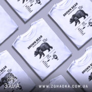 Футболка ведмідь схема, біла, зображена на манекені, фон світло-сірий, принт з чорними деталями, що містить інформацію про ведмедя, включаючи його вагу, зріст і дієту.