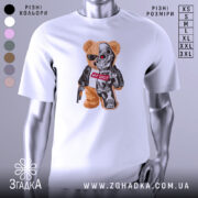 Футболка ведмідь термінатор, біла, зображена на манекені, фон світло-сірий, принт з ведмедем у сонцезахисних окулярах та механічною частиною, напис "НУ ЩО?" на червоному фоні.