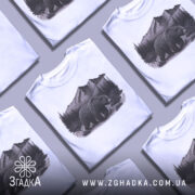 Футболка ведмідь у горах, біла, зображена на манекені, фон нейтральний, принт з ведмедем на фоні гір і лісу, деталі принта чіткі і контрастні.