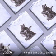 Футболка ведмідь з гітарою, біла, зображена на манекені, фон світло-сірий, принт з ведмедем, що грає на гітарі, деталі принта чіткі, ведмідь сидить на землі з грибами.